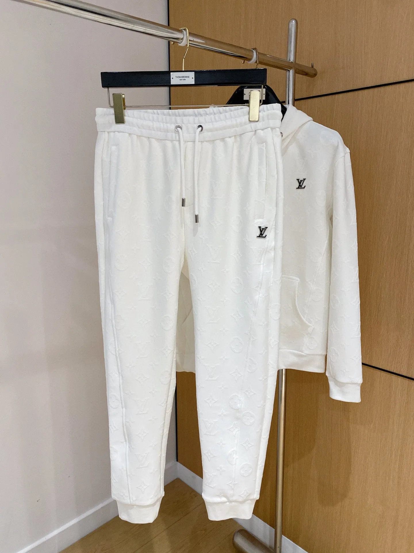 🅿️720 [LV Louis Vuitton] hot-selling suit is coming. Focus on the original version of the official website. 2025 new hot-selling cardigan and sweatshirt suit. The original order is the best. 🇭🇰The meticulous work of top designers. It has a fitting and perfect upper body effect. All-natural high-quality Tencel Roman cotton 100%, close-fitting comfort, noble and elegant! Original hardware embodies elegance and nobility! Counter size: M-3XL (maximum wear up to 190 pounds)